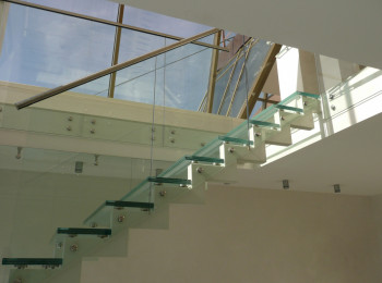 Стеклянная лестница и стеклянное ограждение 2
