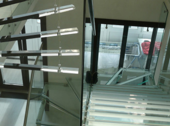 Стеклянная лестница и стеклянное ограждение 3